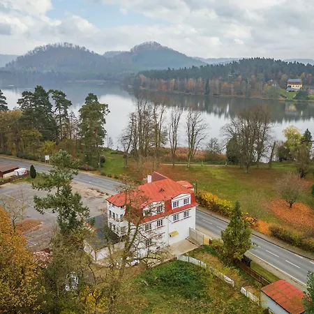 Family Medusa Hamr na Jezere